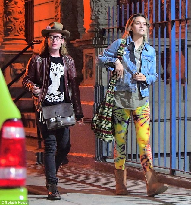 Paris Jackson thân thiết bên sao phim “Ở nhà một mình” - 1
Paris Jackson, 19 tuổi và Macaulay Culkin, 37tuổi bị thợ săn ảnh bắt gặp khi đi chơi tại 1 hộp đêm ở New York cách đây ít ngày