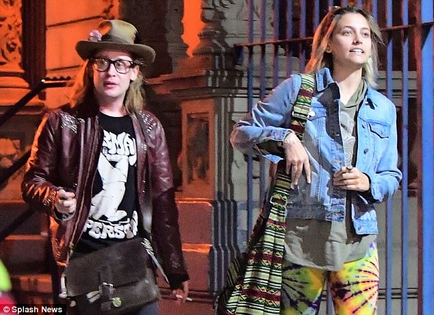 Paris Jackson thân thiết bên sao phim “Ở nhà một mình” - 2
Đây là lần hiếm hoi Macaulay Culkin lộ diện trước công chúng từ khi tuyên bố giải nghệ năm 35 tuổi