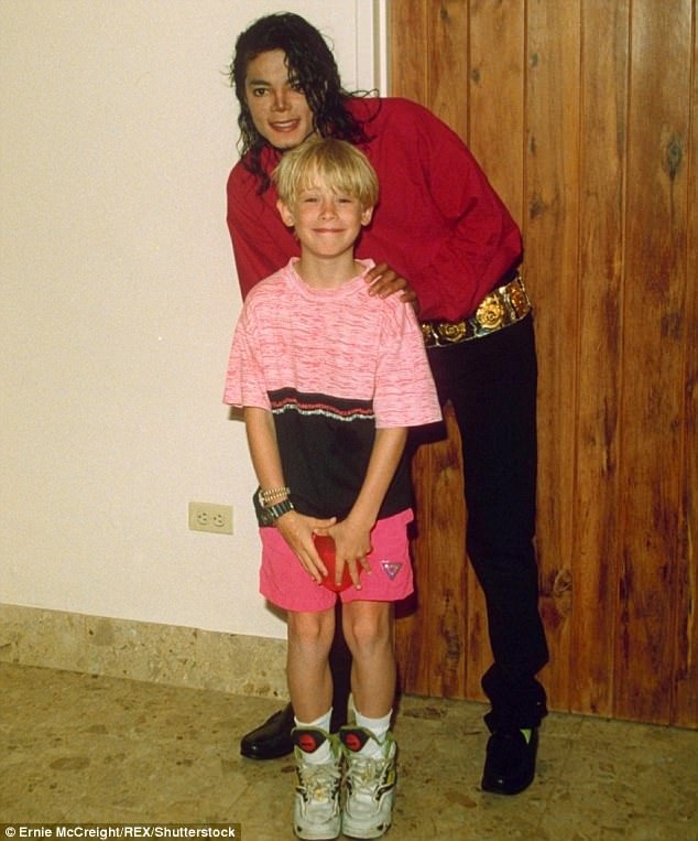 Paris Jackson thân thiết bên sao phim “Ở nhà một mình” - 4
Macaulay Culkin và Vua nhạc Pop có mối quan hệ thân tình suốt nhiều năm