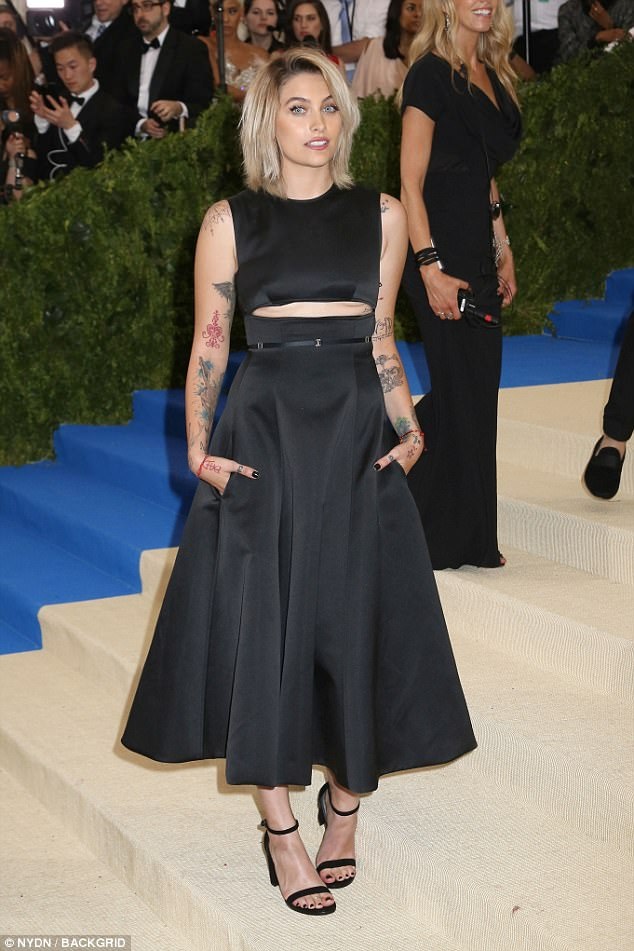 Paris Jackson thân thiết bên sao phim “Ở nhà một mình” - 7
Paris Jackson đang nổi lên như biểu tượng thời trang mới của Mỹ. Mới đây cô đã ký hợp đồng quảng cáo triệu đô với hãng Calvin Klein
