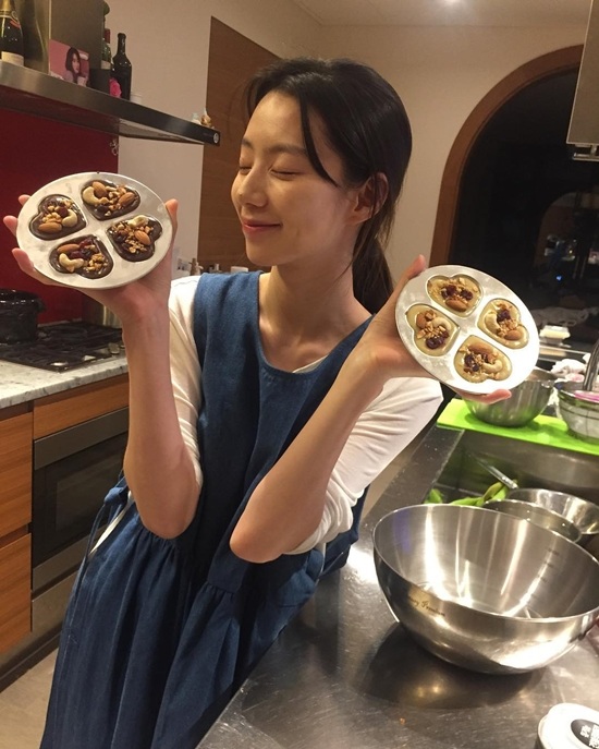 Vợ Bae Yong Joon làm sô-cô-la tặng chồng nhân ngày tình nhân - 1
Park Soo Jin - vợ của Bae Yong Joon khoe sô cô la tự làm nhân dịp lễ tình nhân tặng chồng.