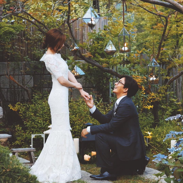 Vợ Bae Yong Joon khoe dáng hoàn hảo tại Đà Nẵng - 9
Bae Yong Joon tổ chức đám cưới với Park Soo Jin vào tháng 7/2015. Cặp đôi chỉ có vài tháng tìm hiểu trước khi quyết định đi tới hôn nhân. Park Soo Jin là nhân viên của Bae Yong Joon trước khi trở thành vợ của anh.