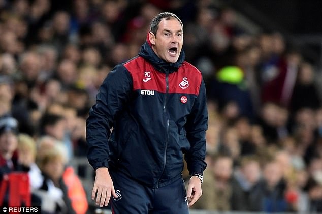 Việc Swansea thua tới 5/9 trận đấu ở Premier League khiến cho tương lai của HLV Paul Clement lâm vào tình trạng bất ổn. Ở vòng đấu tới, Swansea sẽ có trận đấu vô cùng khó khăn với Arsenal. Nếu thất bại, họ có nguy cơ bị đẩy xuống vị trí cầm đèn đỏ ở Premier League. Khi ấy, cựu trợ lý của HLV Ancelotti sẽ thực sự lâm nguy.