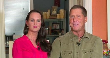 
Paul và Emily đã kết hôn tại nghĩa trang Pecan Grove, Texas
