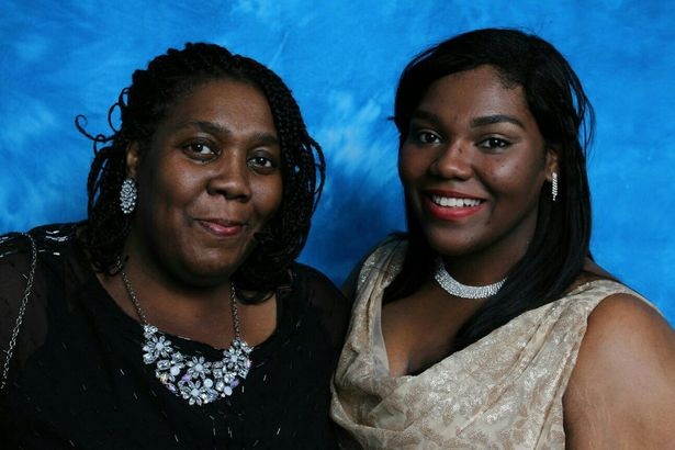 Gặp người phụ nữ da đen bị biến thành da trắng - 2
Bức ảnh Paula chụp cùng trong sinh nhật của con gái