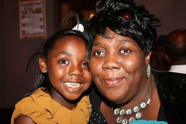 Gặp người phụ nữ da đen bị biến thành da trắng - 3
Paula bên con gái nhỏ trước khi uống thuốc điều trị