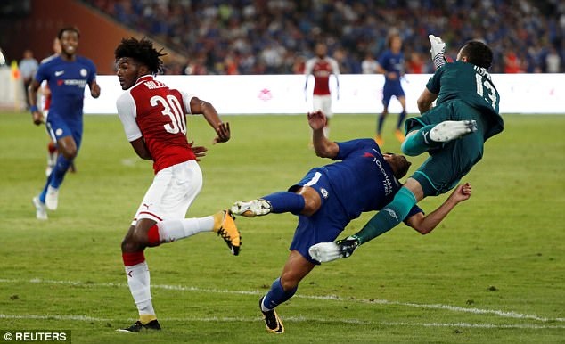 Pedro nhập viện sau cú va chạm mạnh với thủ môn Arsenal - 1 Pedro nhập viện sau pha va chạm với thủ môn Ospina