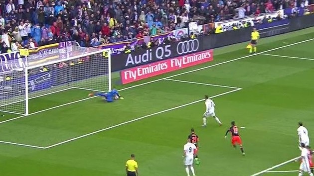 
Chính C.Ronaldo đá hỏng phạt đền đáng tiếc ở hiệp 2
