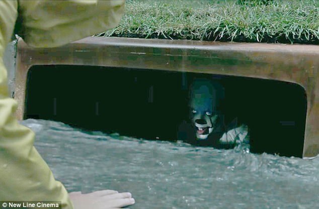 Đạo diễn “Mama” tái xuất với dự án phim kinh dị - 3 Khoảnh khắc đầu tiên hề Pennywise xuất hiện trong trailer.