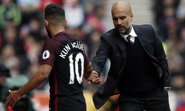 
Guardiola (phải) đang chịu trách nhiệm phải nâng tầm cho Man City
