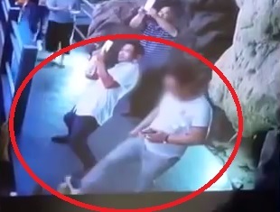 Clip “du khách thản nhiên phá hủy măng đá hàng ngàn năm tuổi” khiến dân mạng phẫn nộ - 1 Người đàn ông thản nhiên đá gãy cột măng đá phải mất hàng chục ngàn năm để được hình thành bên trong hang động