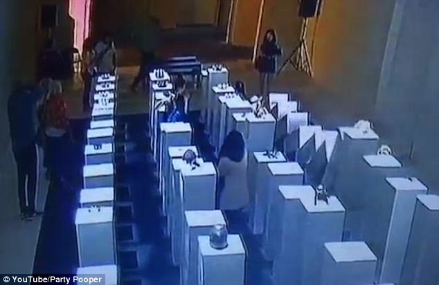 Mải selfie, nữ du khách làm hỏng loạt vương miện trị giá 4.5 tỷ đồng - 1 Hình ảnh trước khi sự cố xảy ra trong phòng triển lãm