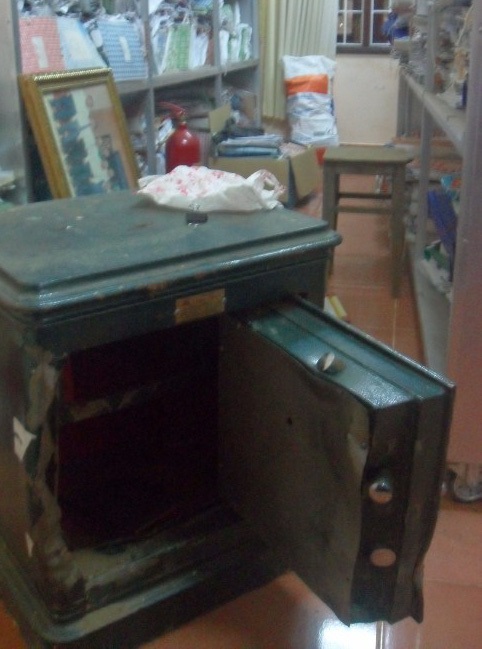 Ủy ban xã bị trộm nhập lấy hơn 200 triệu đồng - 1
Két sắt của UBND xã Ea Ning bị phá và lấy đi trên 200 triệu đồng (ảnh VKSND Đắk Lắk)