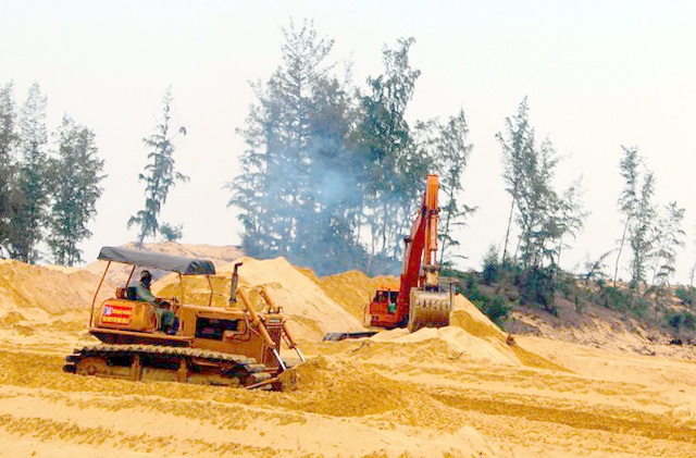 14 căn nhà trôi tuột xuống sông và cổng tỉnh 200 tỷ đồng - 5 Hơn 100 hecta rừng phòng hộ ven biển có chức năng chắn gió, cát… hiện dần bị xóa sổ không thương tiếc để làm sân golf, nhằm chuẩn bị cơ sở hạ tầng cho cuộc thi Hoa hậu Hữu nghị ASEAN sắp tới. Tỉnh Phú Yên đã thừa nhận “có thiếu sót” trong việc này. (Ảnh: Trung Thi)