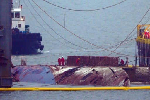 Hiện tượng kỳ lạ khi Hàn Quốc trục vớt phà Sewol - 3
Phà Sewol được vớt lên vào hôm 23/3. (Ảnh: Reuters)