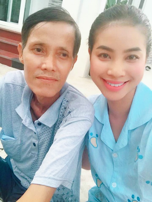 Phạm Hương ăn chay cầu nguyện vì cha ốm nặng - 1
Phạm Hương và cha của mình trong lần mới nhất cô trở về thăm gia đình