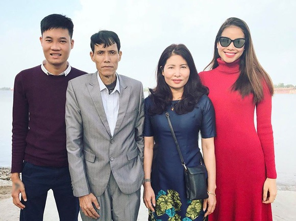 Bố hoa hậu Phạm Hương qua đời sau thời gian dài chống chọi với ung thư - 2 Phạm Hương bên bố mẹ và em trai