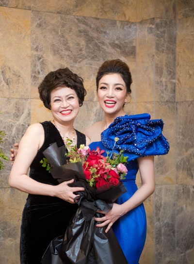 
Phạm Thu Hà và mẹ nuôi của cô - luật sư Nguyễn Thị Quỳnh Anh trong buổi ra mắt Đường em đi.
