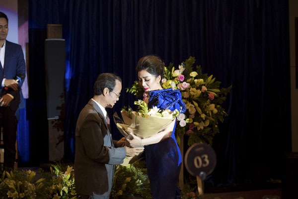 Phạm Thu Hà xúc động tặng hoa cho Giáo sư Vũ Hướng, người đã dìu dắt chỉ bảo cho cô rất nhiều.