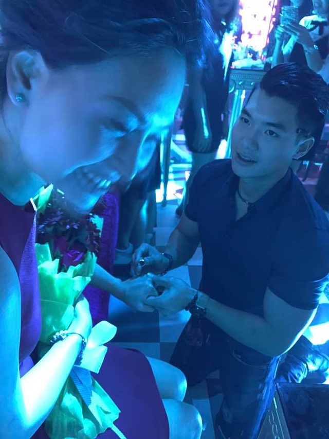 “Người phán xử xử Mẹ chồng”, học trò Đàm Vĩnh Hưng bị “ném đá” - 9 Người mẫu Phạm Thùy Linh khẳng định đã hủy hôn với bạn trai Trương Nam Thành vì nam người mẫu đã 3 lần có người thứ ba trong thời gian quen nhau, vượt khỏi sự chịu đựng của cô. Phạm Thùy Linh từng chia sẻ, mẹ cô từng phản đối kịch liệt mối quan hệ này, cấm cửa không cho đến nhà nhiều năm liền. Mãi cho đến sau này bà mới đồng ý cho cả hai qua lại. Trước đó, Á vương Trương Nam Thành từng thu hút công chúng khi bất ngờ quỳ gối cầu hôn bạn gái hơn tuổi.