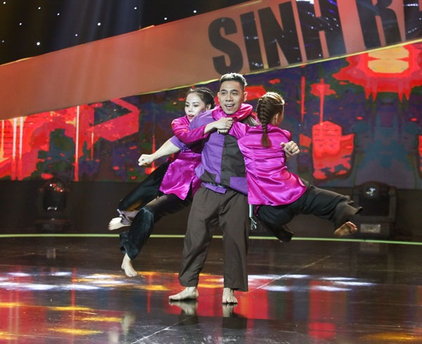 Phần biểu diễn thú vị của lực sỹ Phạm Văn Mách.