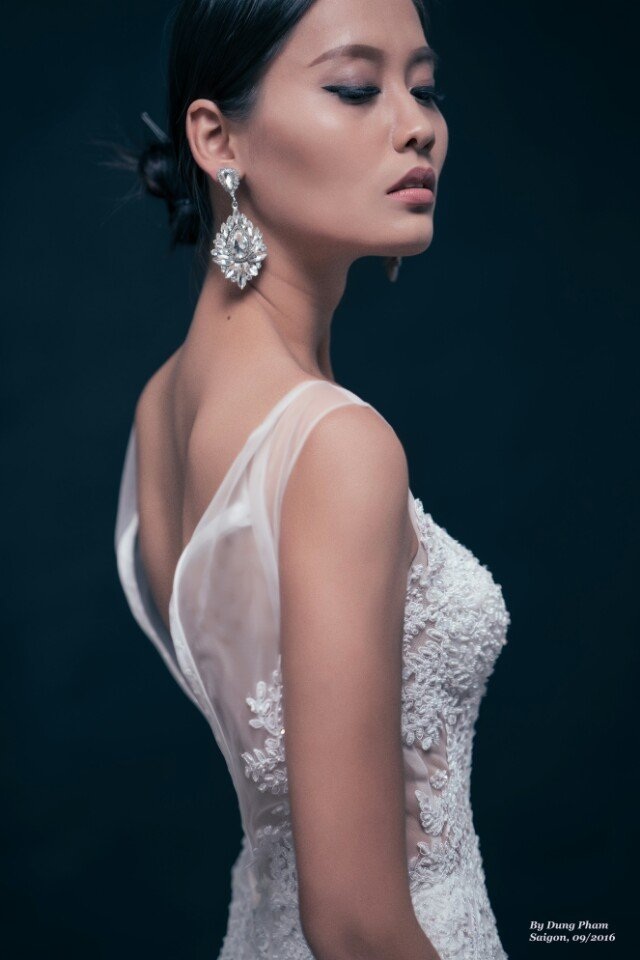 Tuổi thơ cô là những ngày cùng bố sống trong doanh trại quân đội. Những buổi dạy lính, diễn tập, liên hoan ảnh hưởng khá nhiều trong việc hình thành tính cách của cô: mạnh mẽ nhưng tâm hồn đa sầu đa cảm.