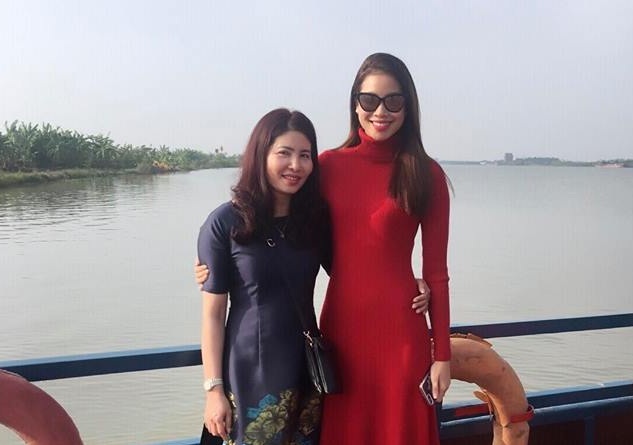 Sao Việt làm gì trong 3 ngày Tết Đinh Dậu? - 7
Trong ngày đầu năm, Phạm Hương khoe ảnh cả gia đình về quê với nhau, đi qua con đò mà thuở nhỏ khá quen thuộc với cô.