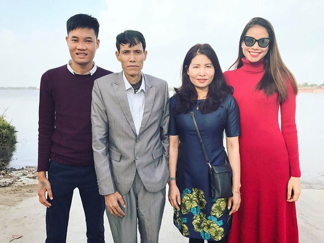 Phạm Hương ăn chay cầu nguyện vì cha ốm nặng - 3 Vào dịp Tết 2017, hiếm hoi Phạm Hương và gia đình có dịp đi về quê cùng nhau khi cha cô khỏe hơn. Phạm Hương chia sẻ: Lâu rồi bố ốm nên chẳng được về quê... Hôm nay cả nhà về quê bố vui lắm!