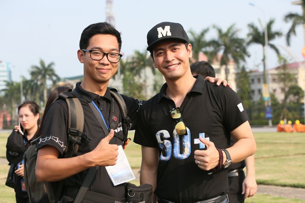 MC Phan Anh, Mỹ Lan cuồng nhiệt kêu gọi tiết kiệm điện - 1
Trong vai trò Đại sứ chiến dịch Giờ Trái đất 2017, MC Phan Anh có mặt tại Quảng trường thành phố Hưng Yên từ chiều ngày 23/3. Anh cùng các tình nguyện viên đã đạp xe quanh thành phố Hưng Yên để kêu gọi người dân tiết kiệm điện, bảo vệ môi trường.