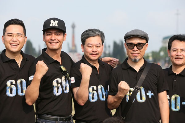 MC Phan Anh, Mỹ Lan cuồng nhiệt kêu gọi tiết kiệm điện - 2 Cùng với nhạc sĩ Huy Tuấn (thứ hai từ phải sang), MC Phan Anh (thứ hai từ trái sang) đã cùng các lãnh đạo thành phố Hưng Yên, BTC sự kiện thể hiện sự quyết tâm hưởng ứng, tuyên truyền sâu rộng và nâng cao nhận thức của giới trẻ đối với việc sử dụng tiết kiệm điện và bảo vệ môi trường...