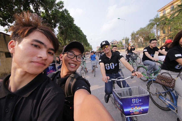 MC Phan Anh, Mỹ Lan cuồng nhiệt kêu gọi tiết kiệm điện - 3 Các bạn trẻ chụp ảnh tự sướng với MC điển trai.