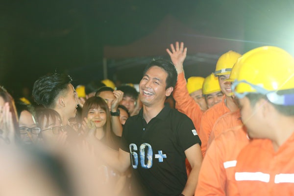 MC Phan Anh, Mỹ Lan cuồng nhiệt kêu gọi tiết kiệm điện - 4 Tại sự kiện chính thức hưởng ứng Giờ Trái Đất 2017, diễn ra từ lúc 20h15-21h30 tại Quảng trường thành phố Hưng Yên, nam MC là người lên sát sân khấu, cùng MC Mỹ Lan khuấy động chương trình, kêu gọi các bạn trẻ Tắt đèn, bật tương lai.