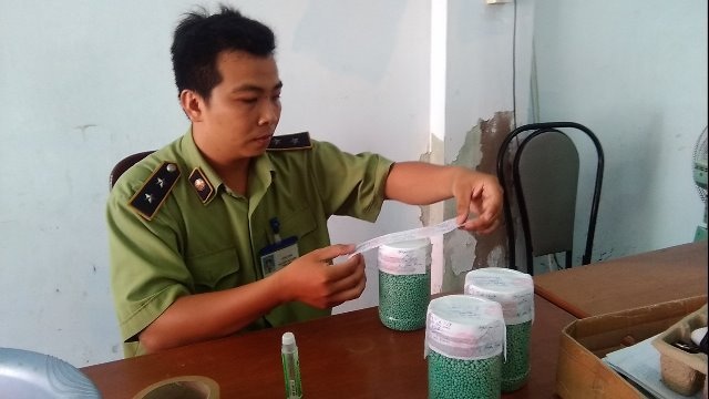 Trà Vinh: Cứ 10 mẫu thì có 4 mẫu phân bón giả, kém chất lượng - 1 Lấy mẫu kiểm tra mẫu phân bón nghi kém chất lượng (ảnh minh họa)
