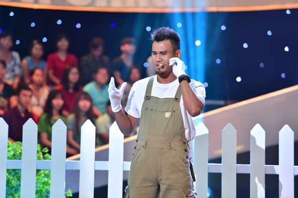 Cựu tuyển thủ Phan Thanh Bình gây xúc động với ca khúc “Lòng mẹ” - 1 Phan Thanh Bình hát ngày càng nhuần nhuyễn, cảm xúc.