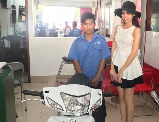 Top 5 Hoa hậu Việt Nam hỗ trợ nam sinh có cha tai biến, mẹ qua đời - 2 Top 5 Hoa hậu Việt Nam đã giúp đỡ chàng sinh viên nghèo khó bằng cách tặng một chiếc xe máy và điện thoại để ngoài giờ học thì em có thể đi làm thêm kiếm thêm thu nhập trang trải việc học