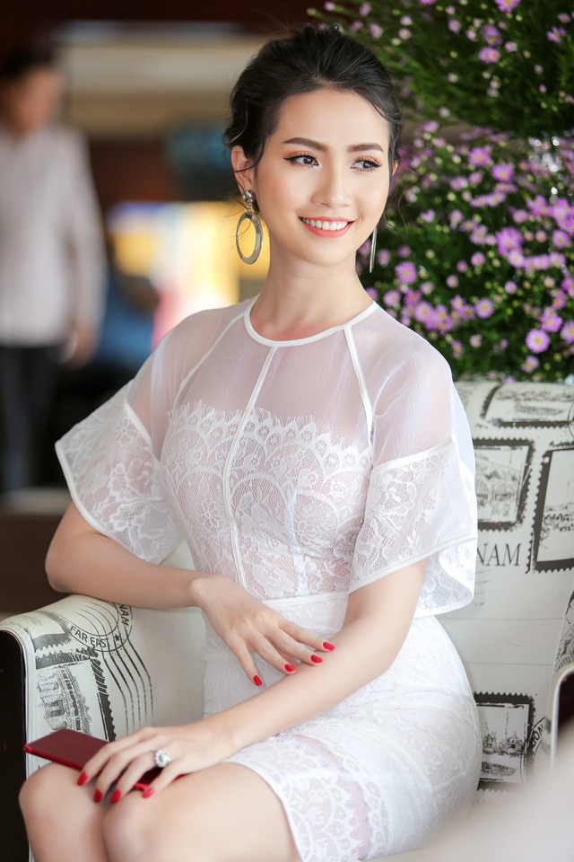 Minh Béo khóc xin lỗi, Mỹ Tâm và loạt sao dính tin đồn tình cảm - 3 Top 5 Hoa hậu Việt Nam 2012 Phan Thị Mơ vướng tin đồn về việc sắp lên xe hoa với bạn trai thành đạt. Hồi cuối năm 2016, cô từng gây bất ngờ khi đăng ảnh chiếc nhẫn kim cương tiền tỷ được bạn trai dành tặng trong dịp sinh nhật 26 tuổi.