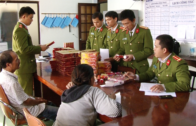 Bắt giữ đối tượng tàng trữ gần 2.000 quả pháo lậu - 2 Lô pháo lậu bị bắt giữ (ảnh: T.S)