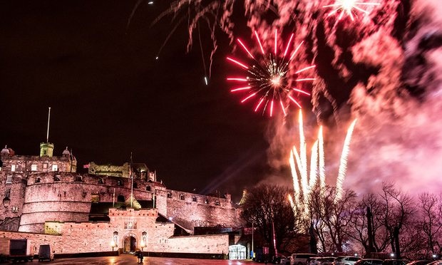Pháo hoa rợp trời châu Âu chào đón năm mới 2017 - 17
Không khí đón năm mới tại lâu đài Edinburgh ở Scotland, Anh (Ảnh: Rex Shutterstock)