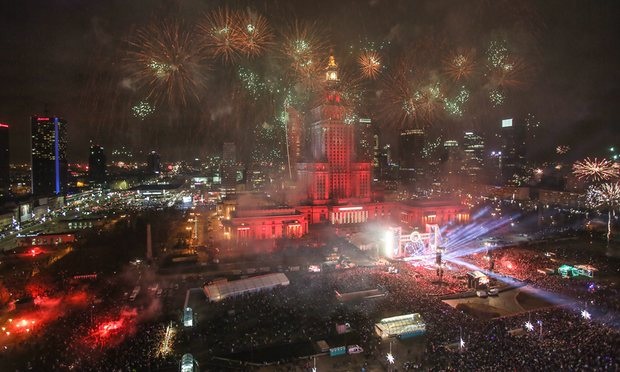 Pháo hoa rợp trời châu Âu chào đón năm mới 2017 - 13
Thủ đô Warsaw của Ba Lan rực rỡ đón năm mới 2017 (Ảnh: EPA)