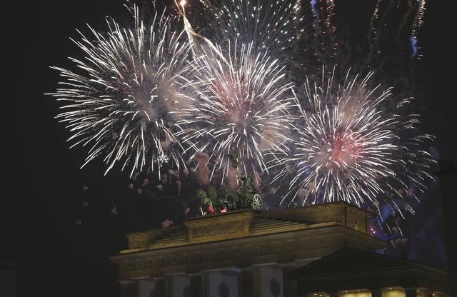 Pháo hoa rợp trời châu Âu chào đón năm mới 2017 - 20
Cổng thành Brandenburg luôn là địa điểm đón năm mới yêu thích của người dân Đức (Ảnh: Reuters)