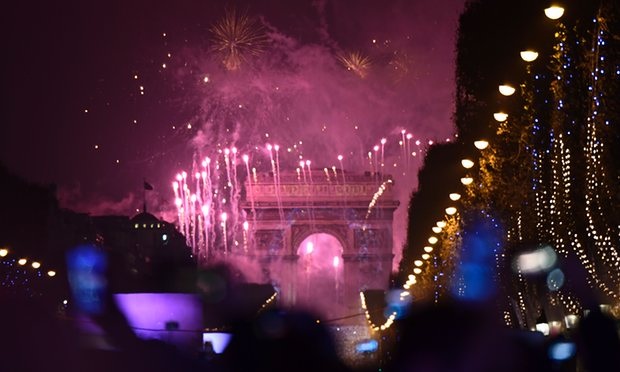Pháo hoa rợp trời châu Âu chào đón năm mới 2017 - 18
Pháo hoa thắp sáng Khải Hoàn Môn ở thủ đô Paris, Pháp. Do các lo ngại về an ninh, Pháp năm nay đã hủy màn bắn pháo hoa tại tháp Eiffel. Đây là năm thứ 2 sự kiện này bị hủy. (Ảnh: Getty)