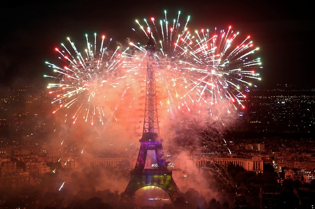 
Bắn pháo hoa trong ngày quốc khánh là một truyền thống được duy trì ở Pháp nhiều năm qua (Ảnh: AFP)
