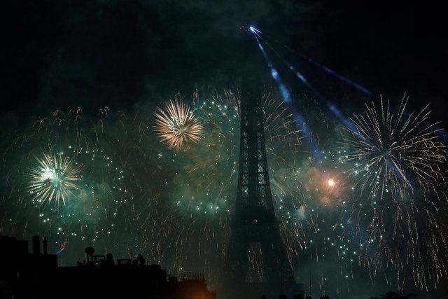 Pháo hoa rợp trời Paris mừng Quốc khánh Pháp - 5
Các hoạt động mừng quốc khánh tại Pháp hôm qua được tổ chức trong điều kiện an ninh được thắt chặt (Ảnh: Reuters)