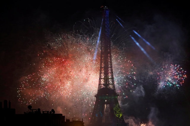 Pháo hoa rợp trời Paris mừng Quốc khánh Pháp - 16
(Ảnh: Reuters)