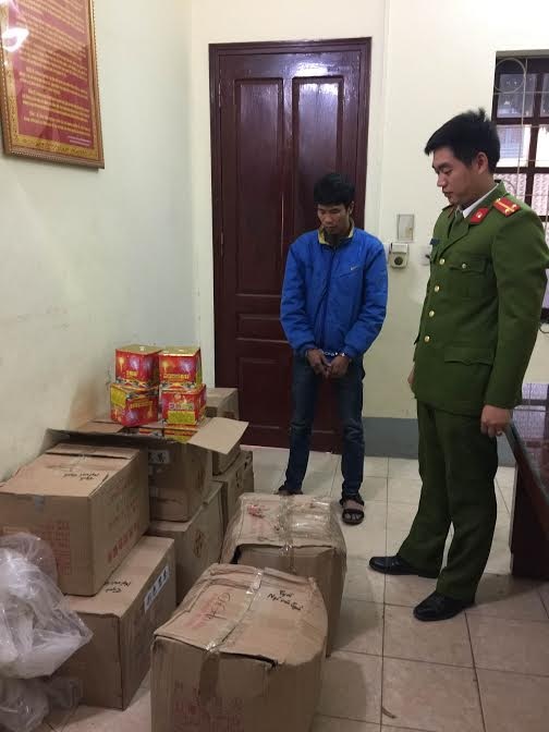 
Đối tượng Ngô Văn Tuyền cùng tang vật bị bắt giữ
