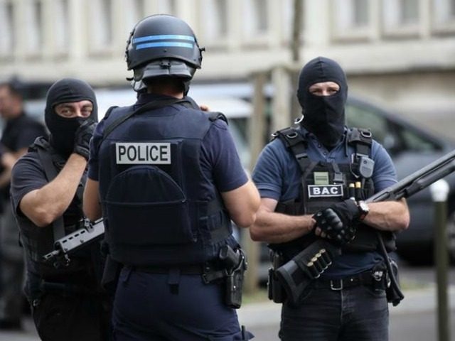 50.000 cảnh sát bảo vệ cuộc bầu cử tổng thống Pháp sau loạt vụ khủng bố Paris - 1
Cảnh sát Pháp. (Ảnh: Reuters)