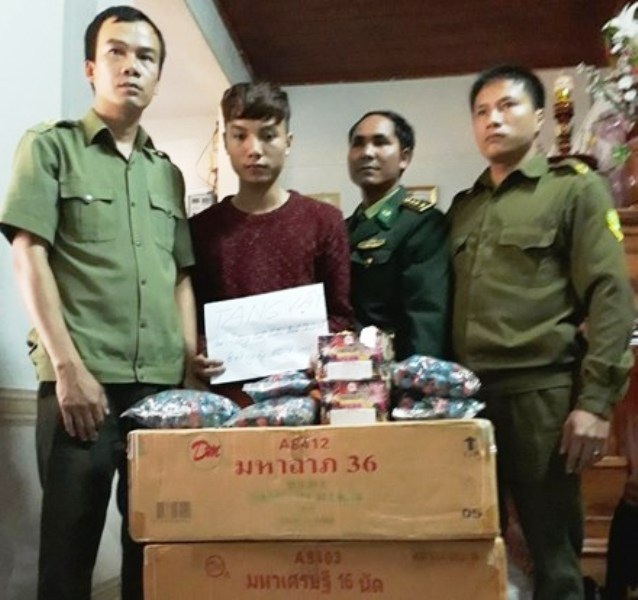 Bắt giữ đối tượng tàng trữ gần 2.000 quả pháo lậu - 1 Đối tượng và tang vật bị thu giữ (Ảnh: Đ.T)
