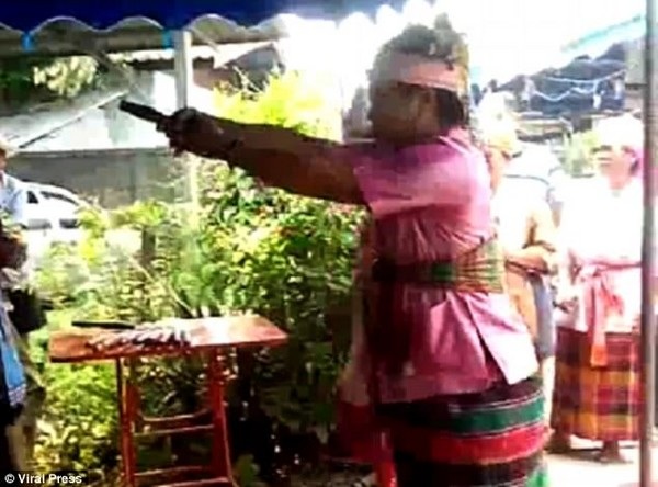Thầy pháp tử vong vì dùng kiếm đâm vào tim để chứng minh mình... bất tử - 1 Palee thực hiện màn diễn đâm kiếm vào ngực, tuy nhiên màn diễn này đã khiến anh trả giá bằng mạng sống của mình