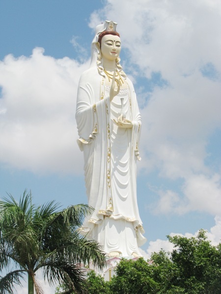 Chơi đâu ngày Tết ở xứ "Công tử Bạc Liêu"? - 12 Tượng Phật cao hơn 43m tại huyện Vĩnh Lợi.