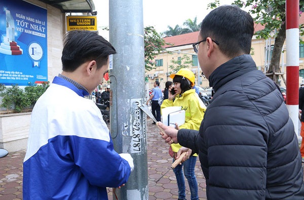 Phạt nặng người phát tờ rơi, quảng cáo bừa bãi - 2 Hành vi treo, đặt, dán, vẽ quảng cáo các sản phẩm, hàng hóa, dịch vụ trên cột điện, trụ điện, cột tín hiệu giao thông và cây xanh nơi công cộng bị phạt từ 1-2 triệu đồng. (Ảnh minh họa)